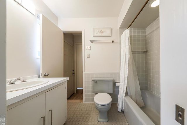 930 E Crescent Lane, Grosse Pointe Woods, MI 48236