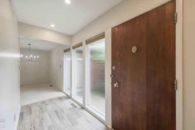 930 E Crescent Lane, Grosse Pointe Woods, MI 48236