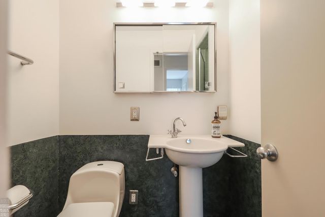 930 E Crescent Lane, Grosse Pointe Woods, MI 48236