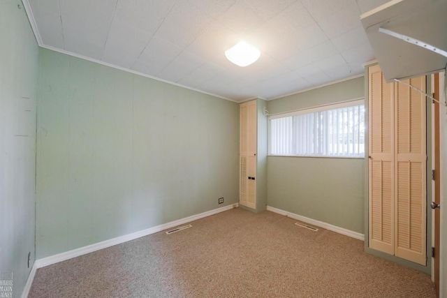 930 E Crescent Lane, Grosse Pointe Woods, MI 48236