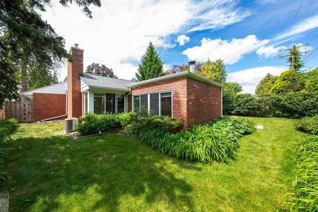 930 E Crescent Lane, Grosse Pointe Woods, MI 48236