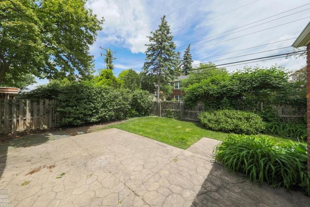 930 E Crescent Lane, Grosse Pointe Woods, MI 48236