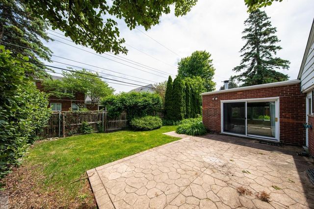 930 E Crescent Lane, Grosse Pointe Woods, MI 48236