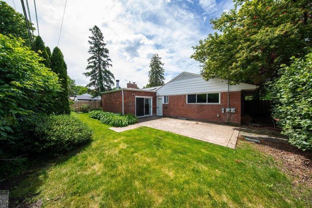 930 E Crescent Lane, Grosse Pointe Woods, MI 48236