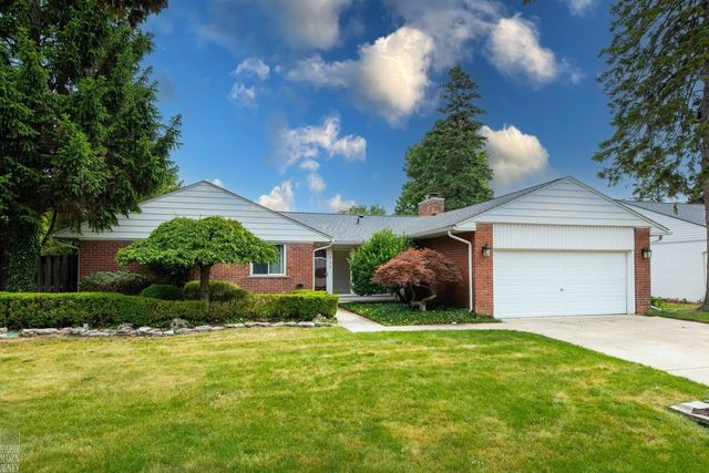 930 E Crescent Lane, Grosse Pointe Woods, MI 48236