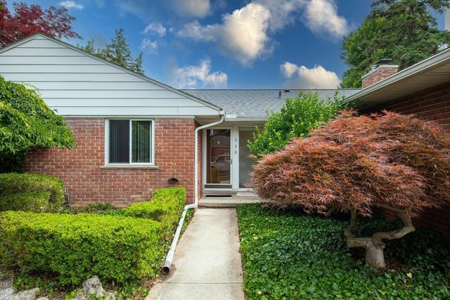 930 E Crescent Lane, Grosse Pointe Woods, MI 48236
