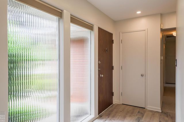 930 E Crescent Lane, Grosse Pointe Woods, MI 48236