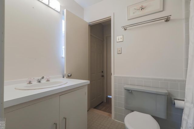 930 E Crescent Lane, Grosse Pointe Woods, MI 48236