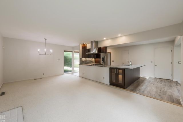930 E Crescent Lane, Grosse Pointe Woods, MI 48236