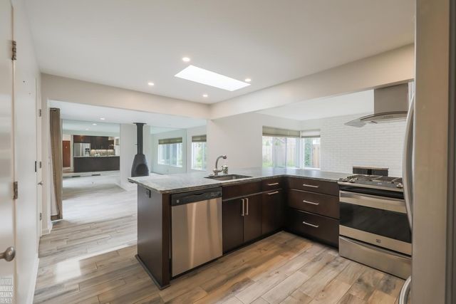930 E Crescent Lane, Grosse Pointe Woods, MI 48236