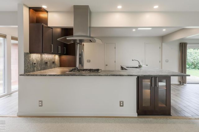 930 E Crescent Lane, Grosse Pointe Woods, MI 48236