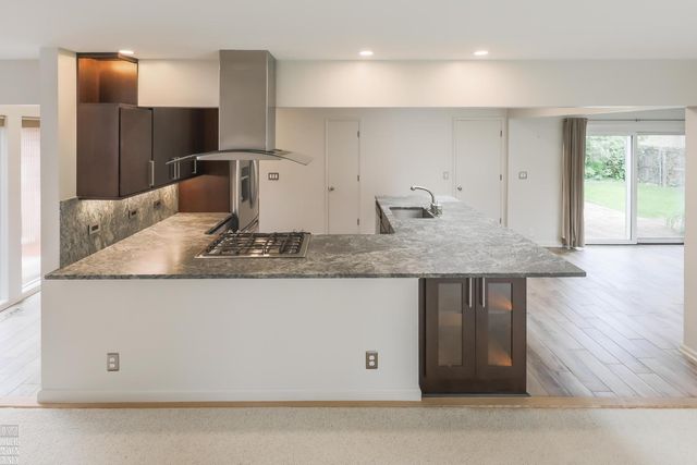 930 E Crescent Lane, Grosse Pointe Woods, MI 48236