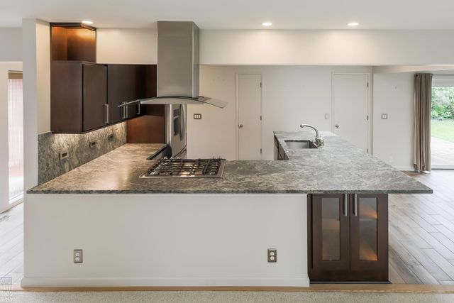 930 E Crescent Lane, Grosse Pointe Woods, MI 48236