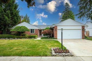 930 E Crescent Lane, Grosse Pointe Woods, MI 48236