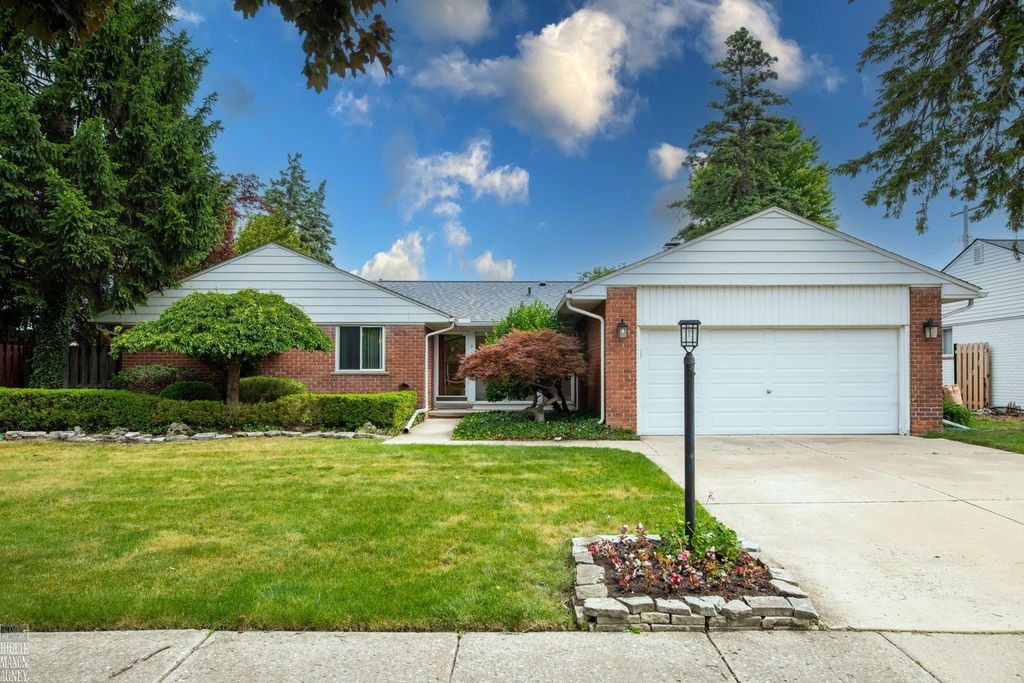 930 E Crescent Lane, Grosse Pointe Woods, MI 48236