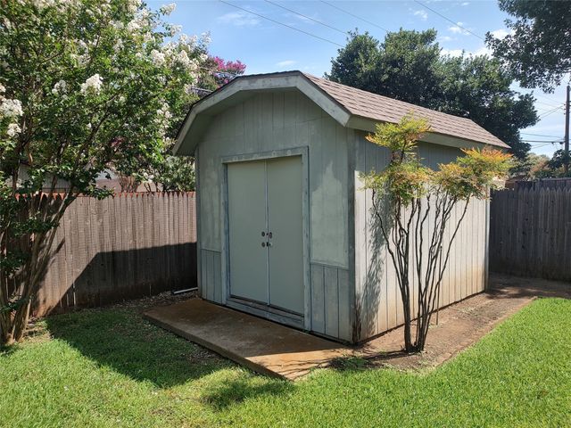 3817 Crestpark Drive, Farmers Branch, TX 75244