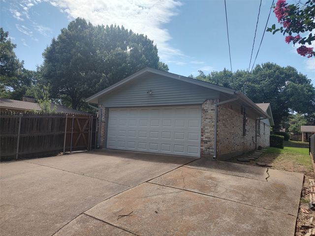 3817 Crestpark Drive, Farmers Branch, TX 75244