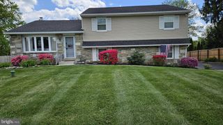 66 ROBIN RD, Holland, PA 18966