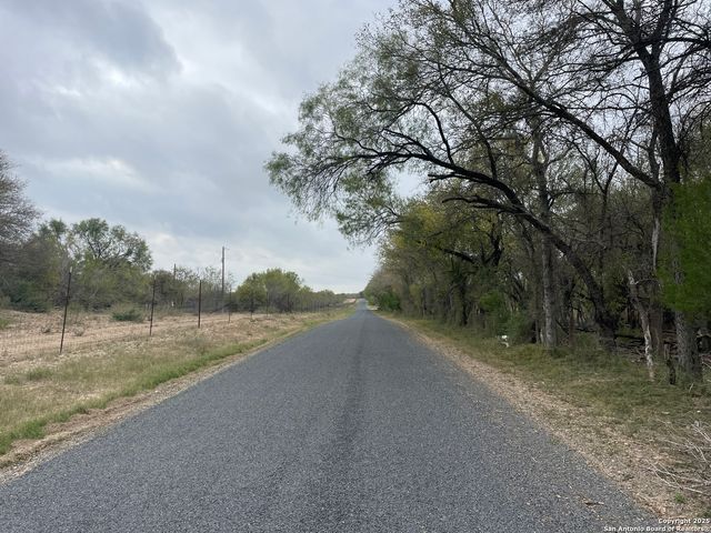 686 County Road 545, Hondo, TX 78861