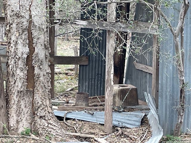 686 County Road 545, Hondo, TX 78861