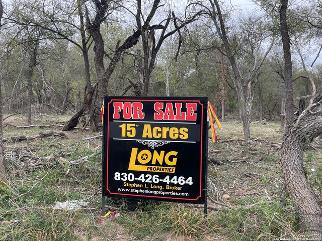 686 County Road 545, Hondo, TX 78861