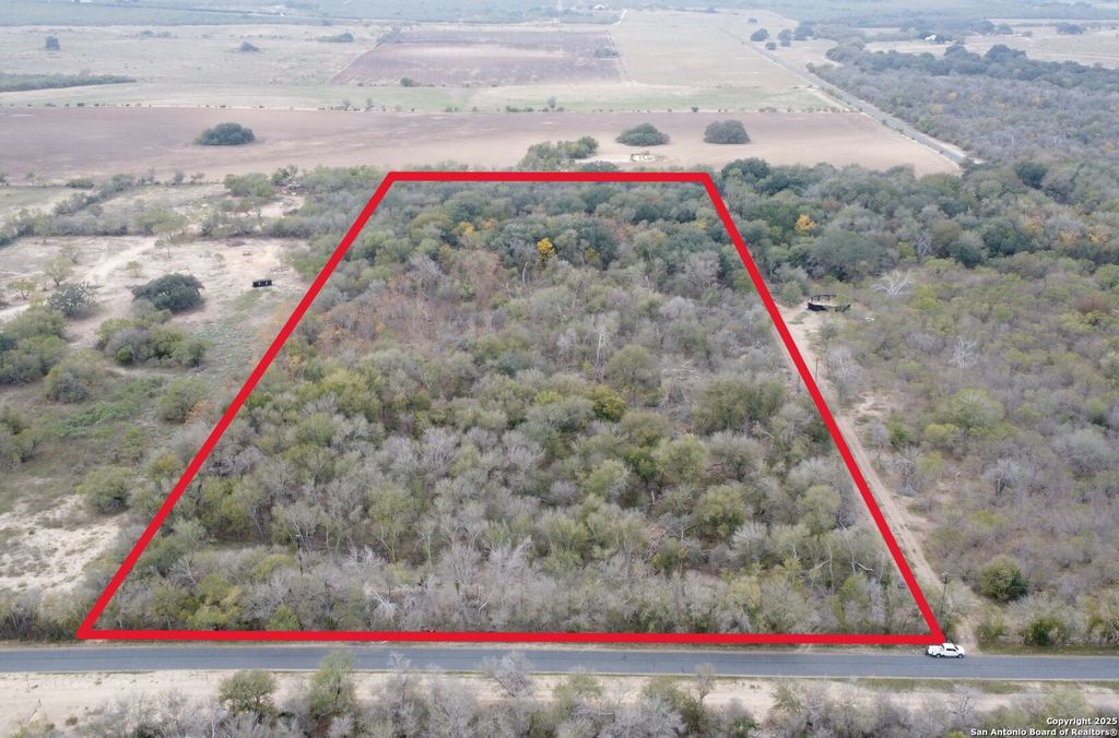 686 County Road 545, Hondo, TX 78861