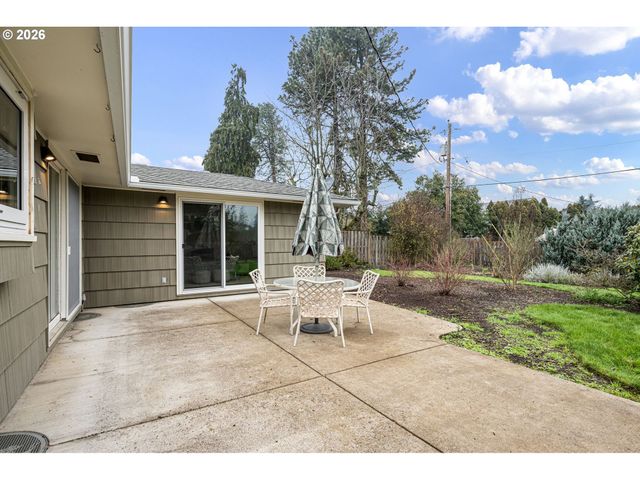 1193 RIO GLEN Dr, Eugene, OR 97401