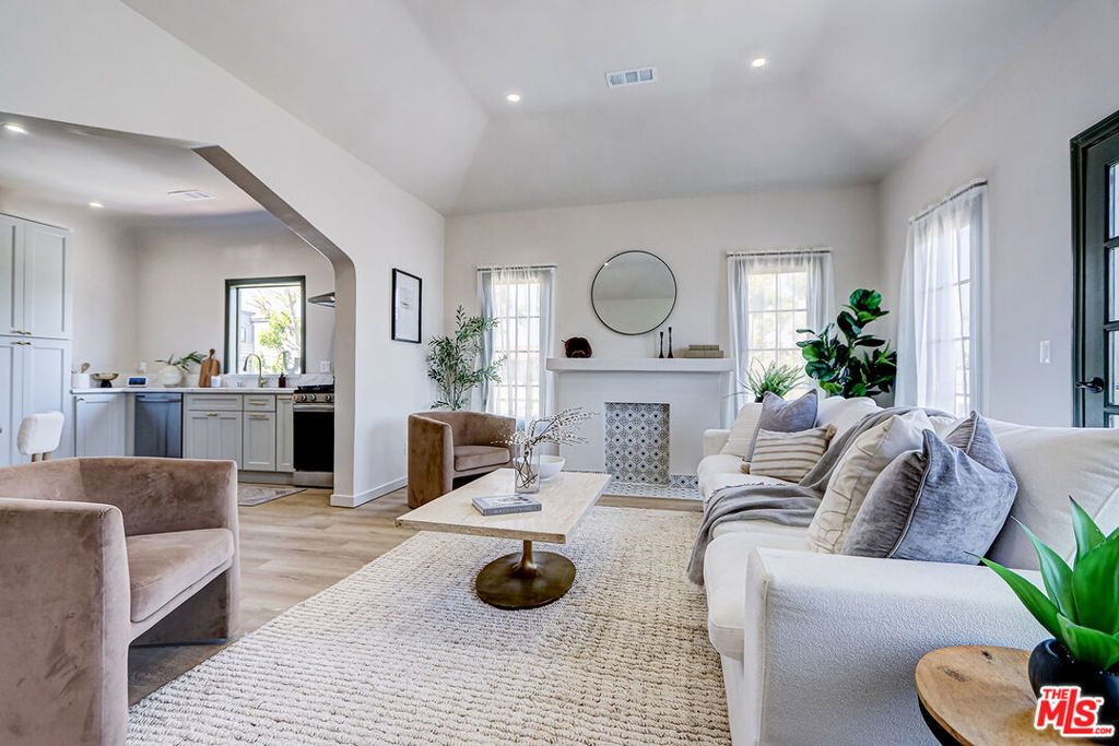 Image 11 of property listing at 1801 1/2 S Sycamore Avenue, Los Angeles, CA 90019
