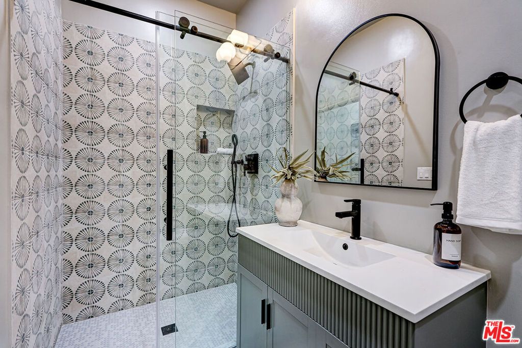 Image 18 of property listing at 1801 1/2 S Sycamore Avenue, Los Angeles, CA 90019