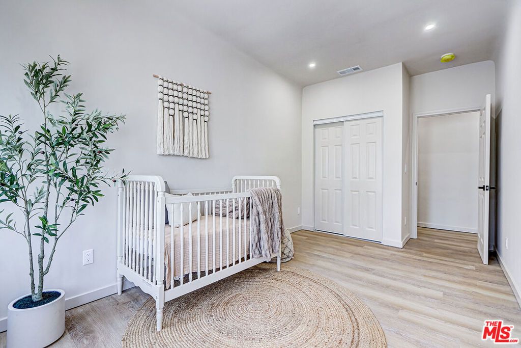 Image 20 of property listing at 1801 1/2 S Sycamore Avenue, Los Angeles, CA 90019