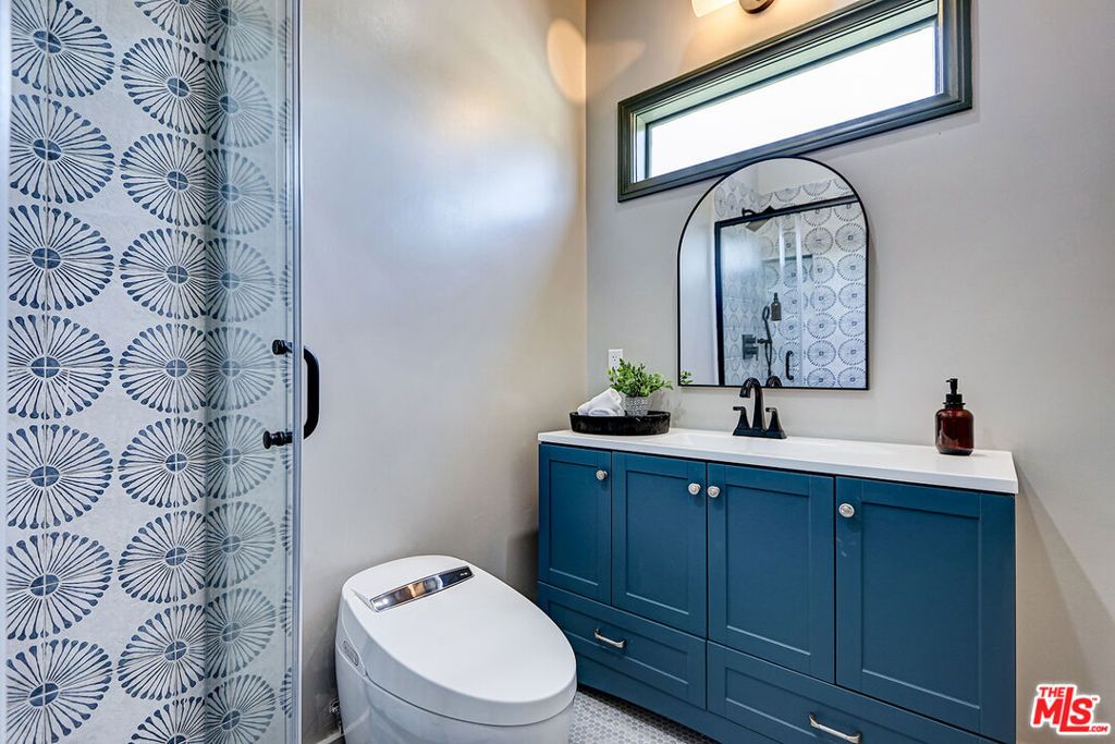 Image 23 of property listing at 1801 1/2 S Sycamore Avenue, Los Angeles, CA 90019