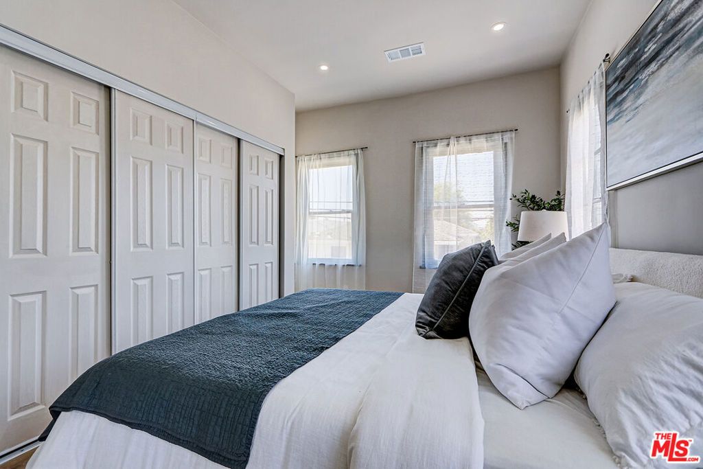 Image 26 of property listing at 1801 1/2 S Sycamore Avenue, Los Angeles, CA 90019
