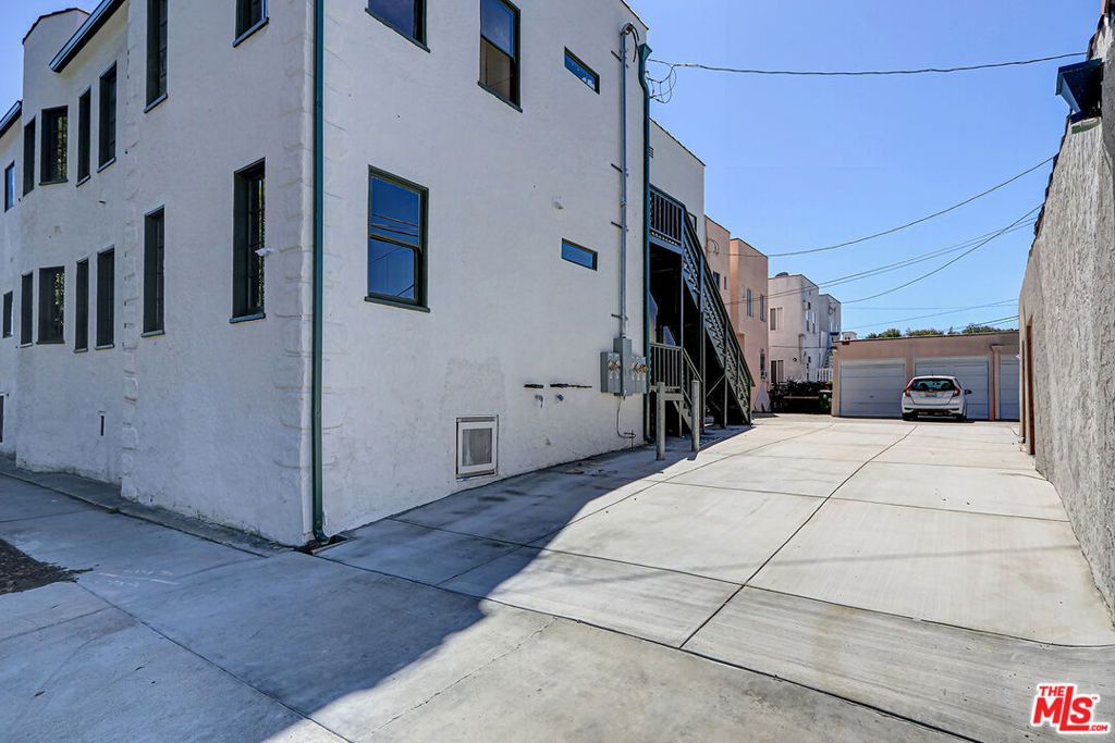 Image 29 of property listing at 1801 1/2 S Sycamore Avenue, Los Angeles, CA 90019