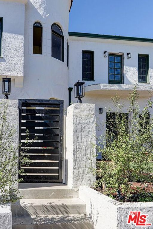 Image 3 of property listing at 1801 1/2 S Sycamore Avenue, Los Angeles, CA 90019