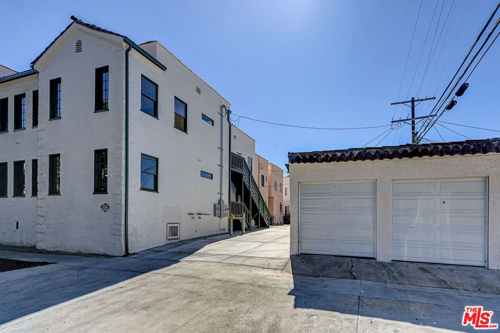 Image 31 of property listing at 1801 1/2 S Sycamore Avenue, Los Angeles, CA 90019