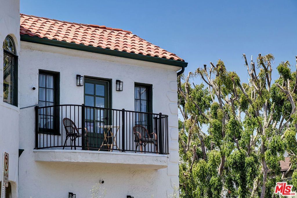 Image 5 of property listing at 1801 1/2 S Sycamore Avenue, Los Angeles, CA 90019