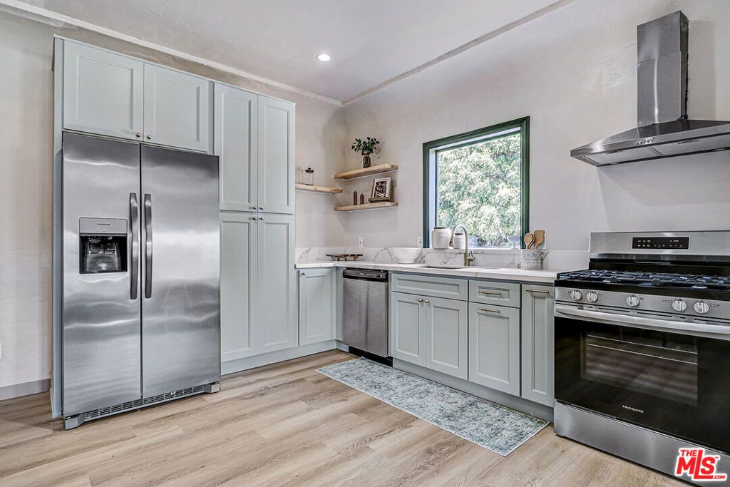 Image 6 of property listing at 1801 1/2 S Sycamore Avenue, Los Angeles, CA 90019