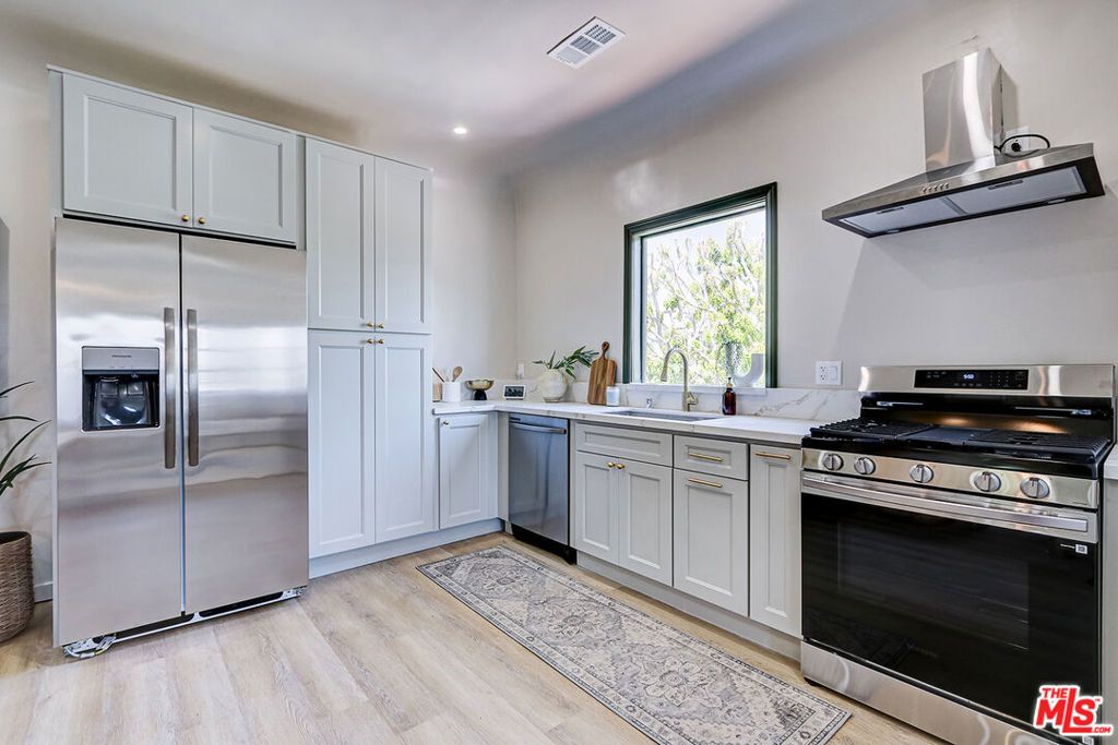 Image 7 of property listing at 1801 1/2 S Sycamore Avenue, Los Angeles, CA 90019