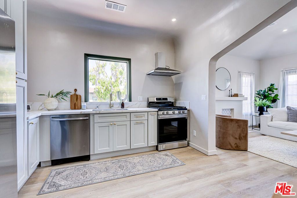 Image 8 of property listing at 1801 1/2 S Sycamore Avenue, Los Angeles, CA 90019