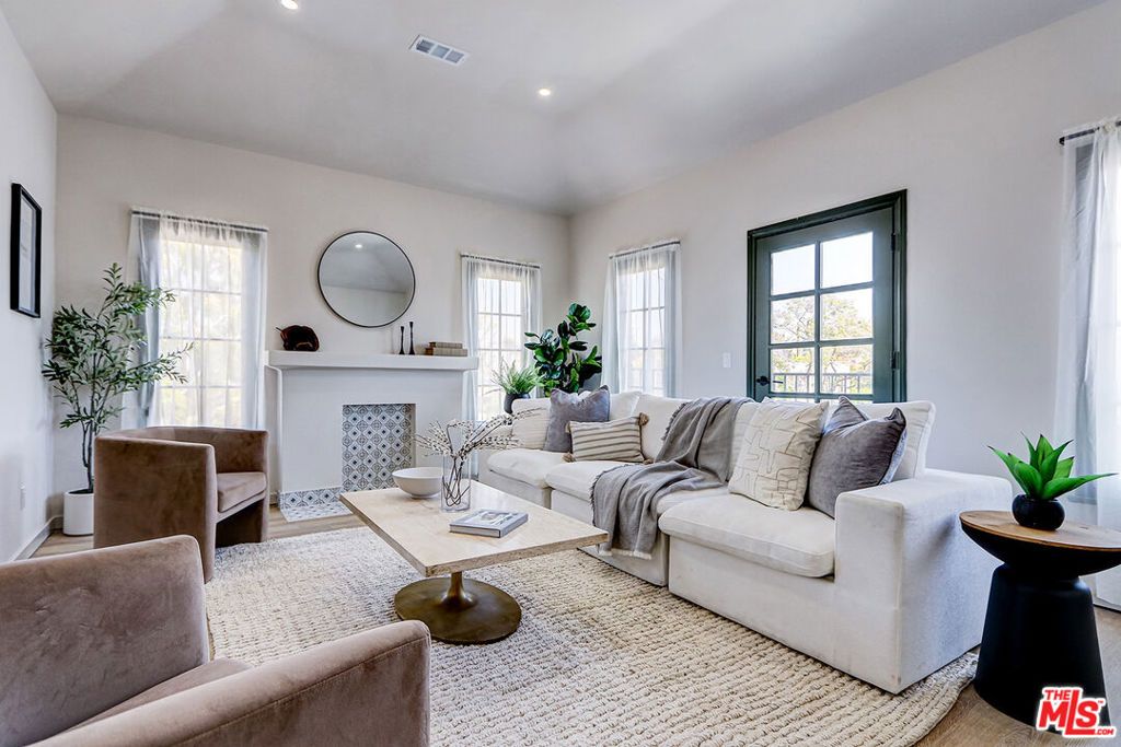 Image 9 of property listing at 1801 1/2 S Sycamore Avenue, Los Angeles, CA 90019