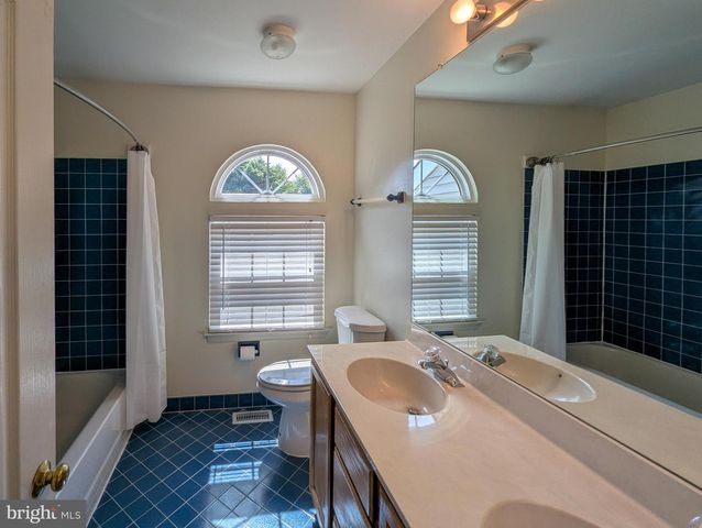 7102 UNION CT, North Wales, PA 19454