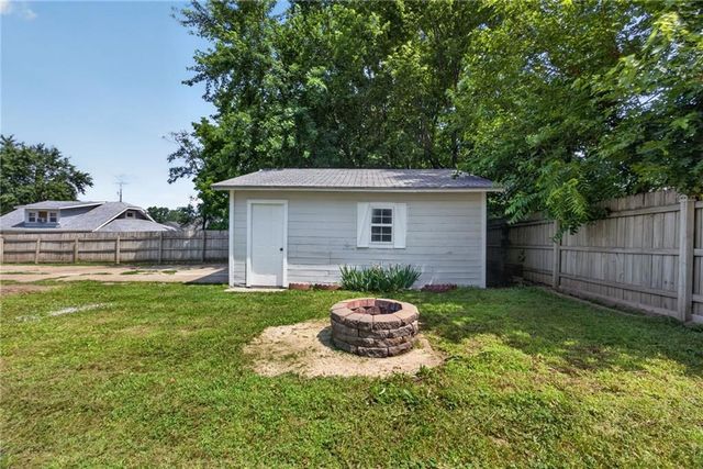 1243 S Mccoy Street, Independence, MO 64055