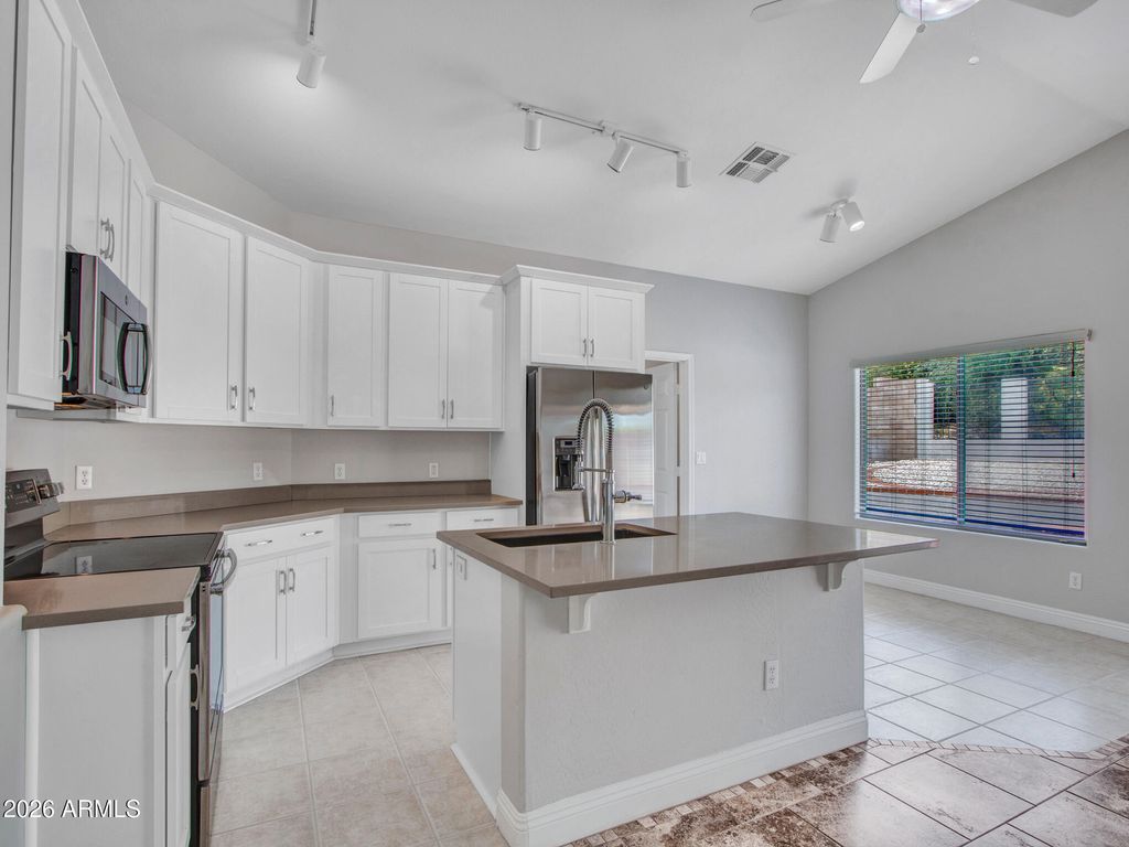 Image 12 of property listing at 2238 E Heston Drive, Phoenix, AZ 85024