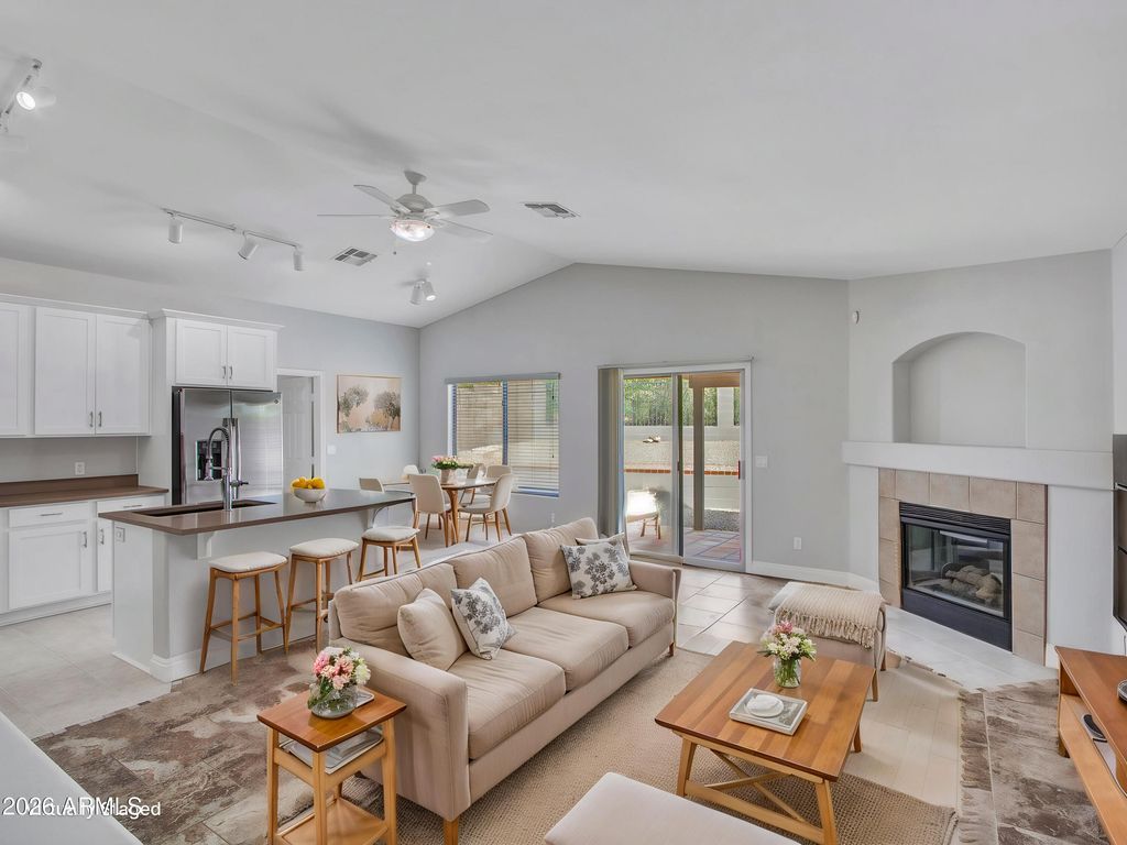 Image 7 of property listing at 2238 E Heston Drive, Phoenix, AZ 85024