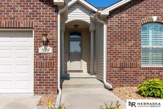 7609 Kentwell Lane, Lincoln, NE 68516