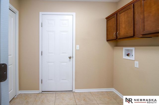 7609 Kentwell Lane, Lincoln, NE 68516
