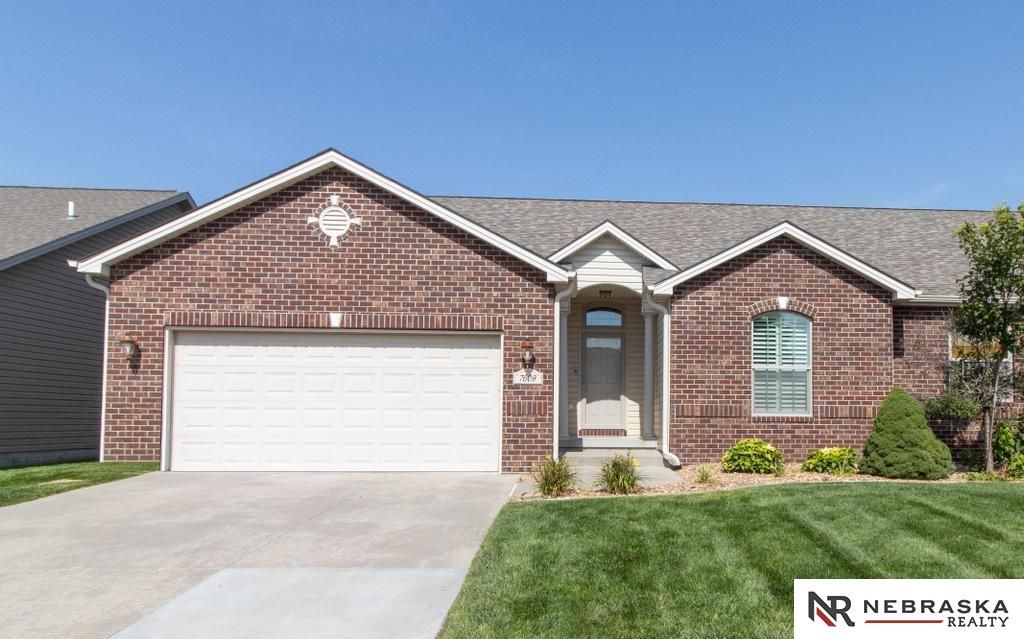 7609 Kentwell Lane, Lincoln, NE 68516