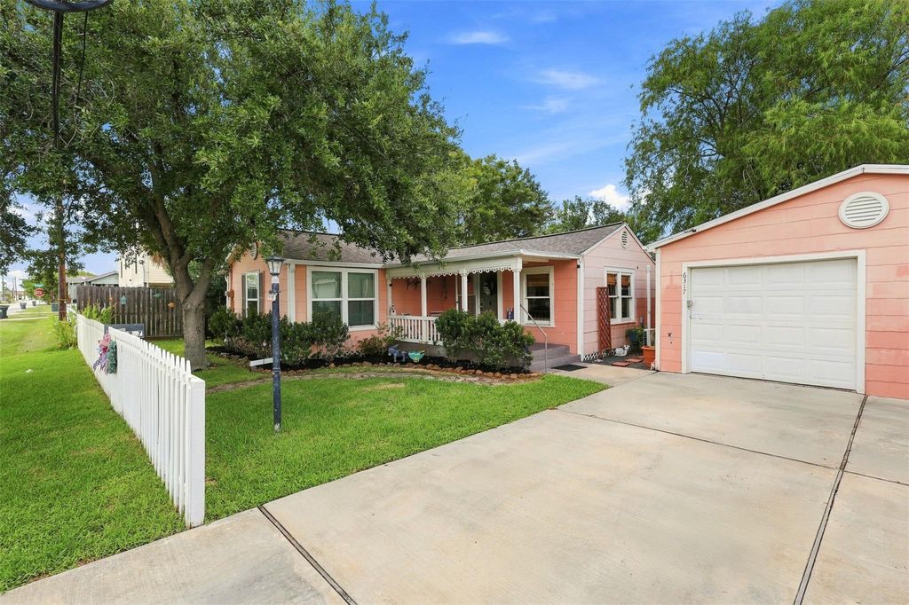 6317 Avenue R, Galveston, TX 77551