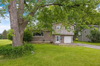 17 Hummingbird Place, Clay, NY 13090