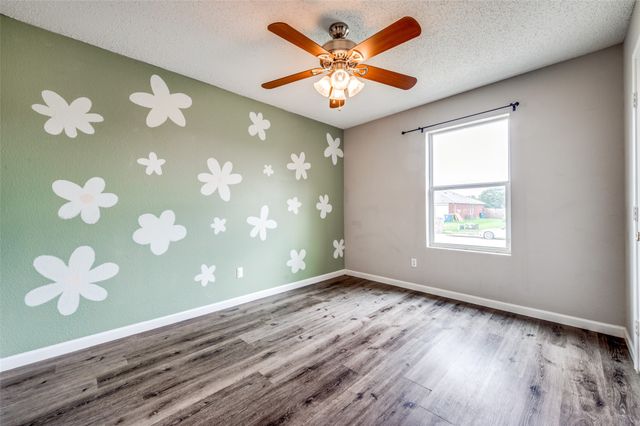 319 Quail Crossing Drive, Sanger, TX 76266